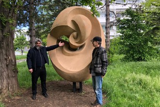 Květ a Matka – Díla sochaře Vacka v Praze 4 se dočkala opravy